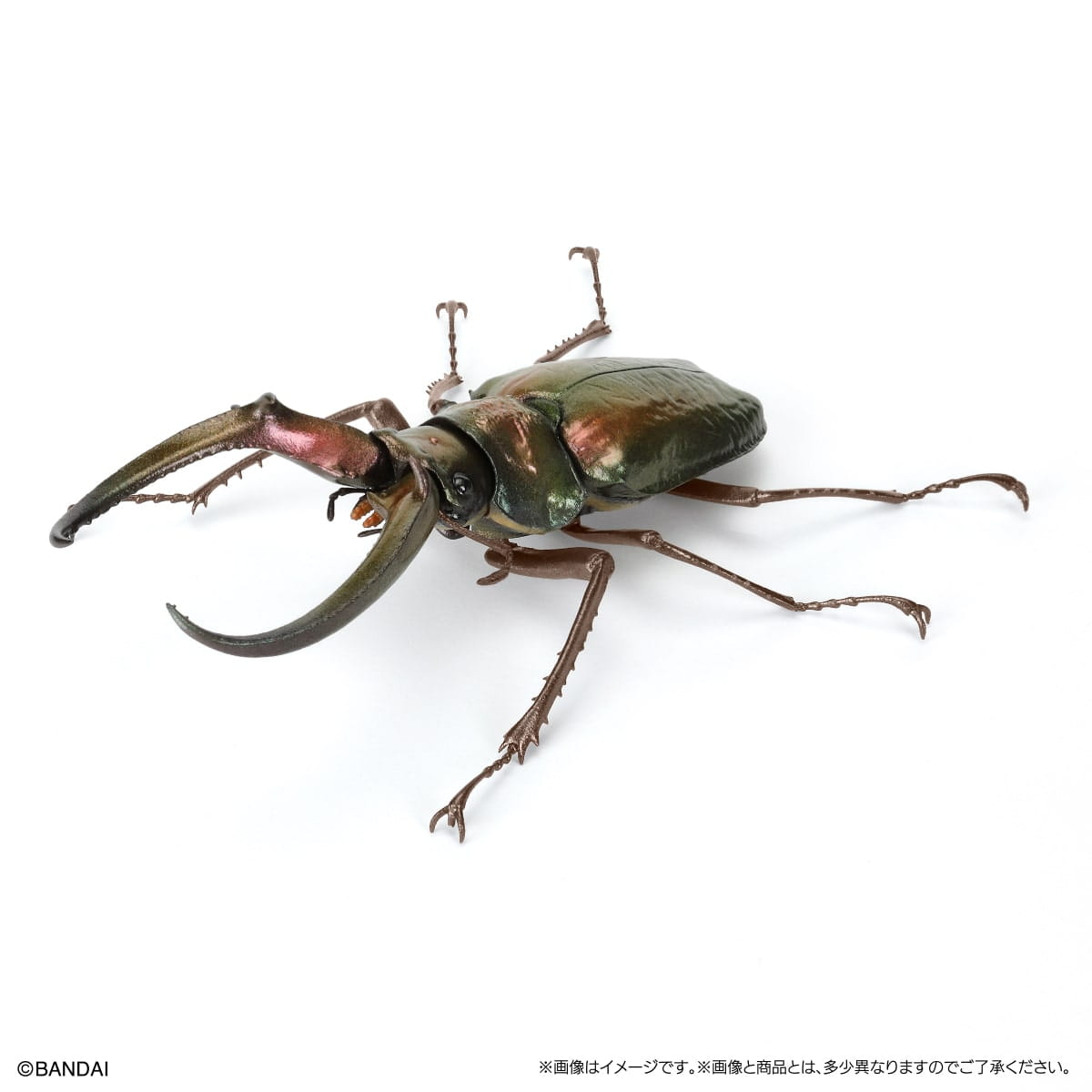 長い湾曲した角を備えた、バンダイの光沢のある金属質の緑と青銅色のノコギリクワガタ完成品モデル玩具フィギュアです。