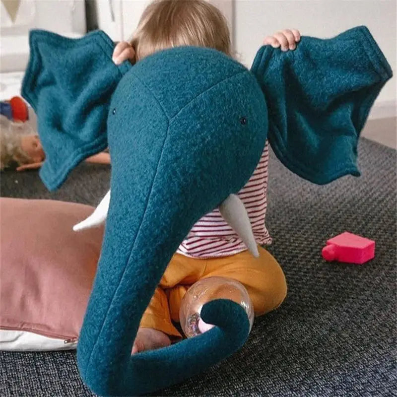 Ein türkisfarbenes Woll-Elefantenplüschtier mit großen, schlaffen Ohren und weißen Stoßzähnen, entworfen als 3D-Cartoon-Tierkopf-Wanddekoration