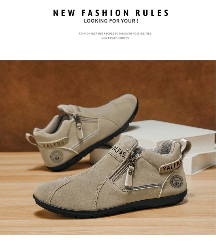 Beige Wildleder-Herren-Casual-Sneaker zum Hineinschlüpfen mit schwarzen Gummisohlen, Reißverschluss-Verschlüssen und Yalfas-Markenschild-Logo an der Seite.