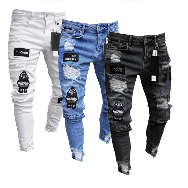 Trois paires de jeans skinny déchirés slim hip-hop pour hommes, brodés, en denim vieilli blanc, bleu moyen et denim noir, arborant des patchs de poulet de type dessin animé et des étiquettes texte « chicken » pour un style hip-hop.