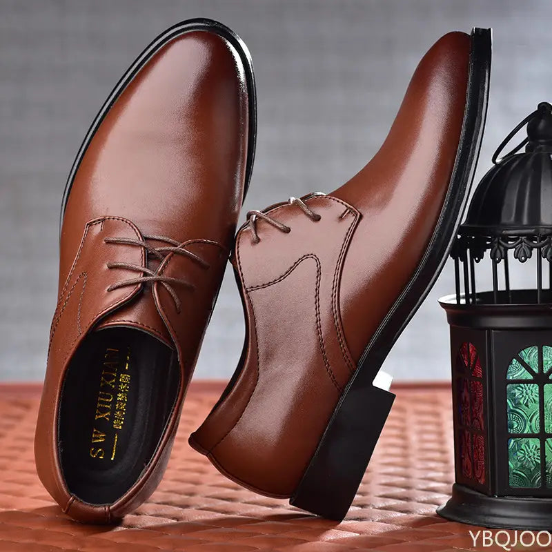 Herren-Lederschuhe vom Typ Oxford aus braunem Leder mit Schnürverschluss, schwarzen Sohlen und detaillierten Nähten.