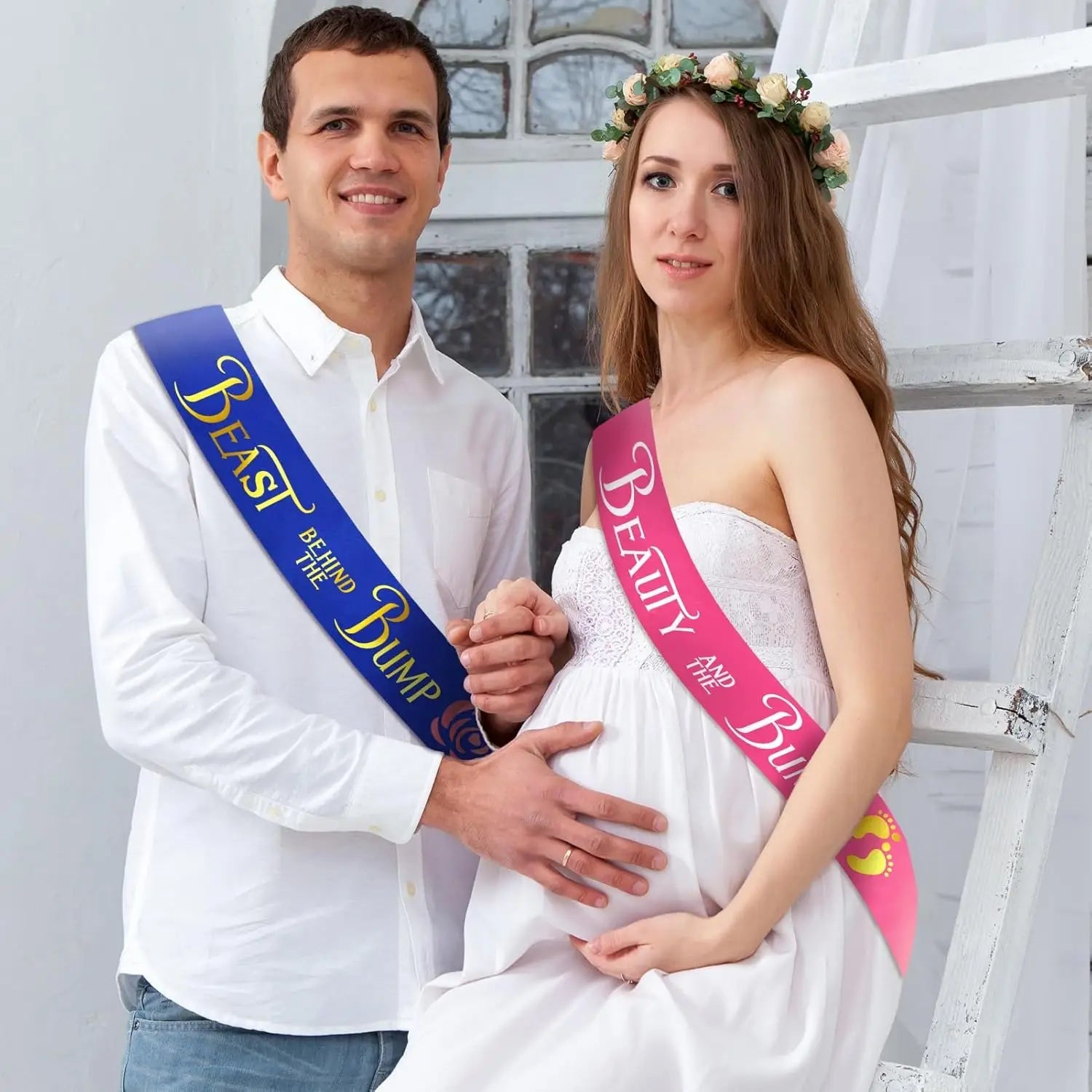 Ensemble d’écharpe de douche bébé comportant des écharpes en satin bleu et rose avec des lettres dorées indiquant « beast behind the bump » et « beauty and the bump », porté par un homme et une femme.