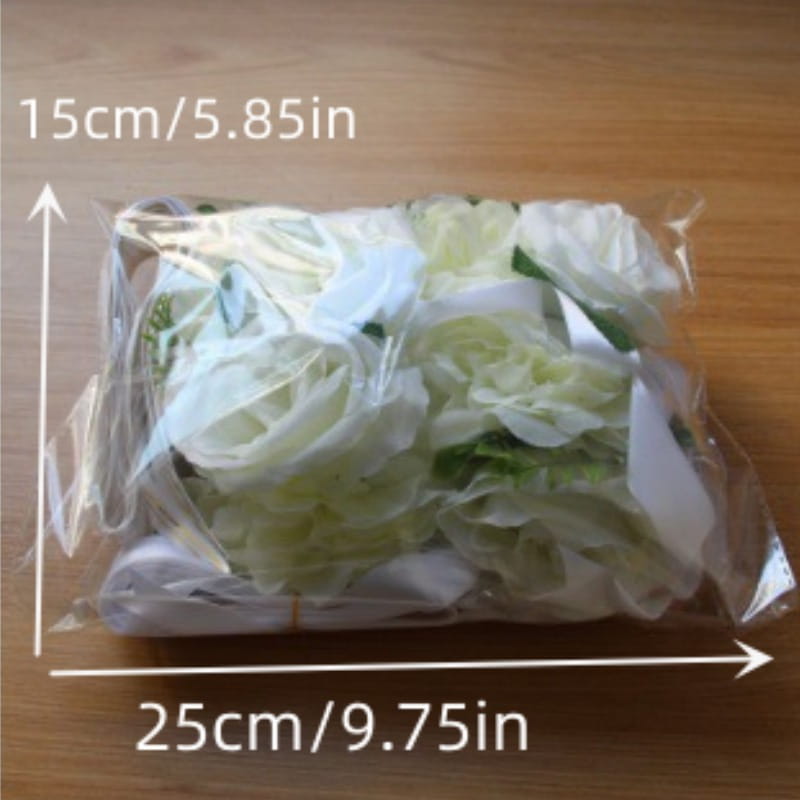 Un lot de roses artificielles blanches et vert clair enveloppées dans un film plastique transparent pour l’ensemble de décoration florale artificielle pour voiture de mariage.