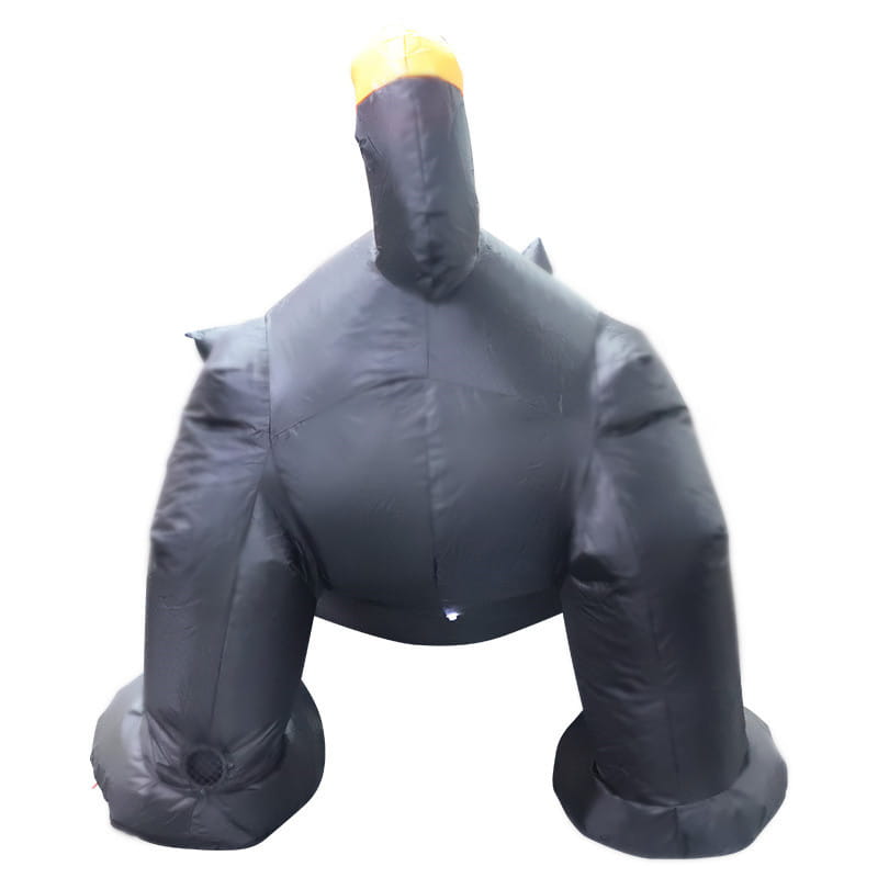 Aufblasbarer schwarzer Gorilla mit gelber Krone auf dem Kopf als Teil der 1,8 m aufblasbaren schwarzen LED-Halloween-Gartendeko einer Katze.