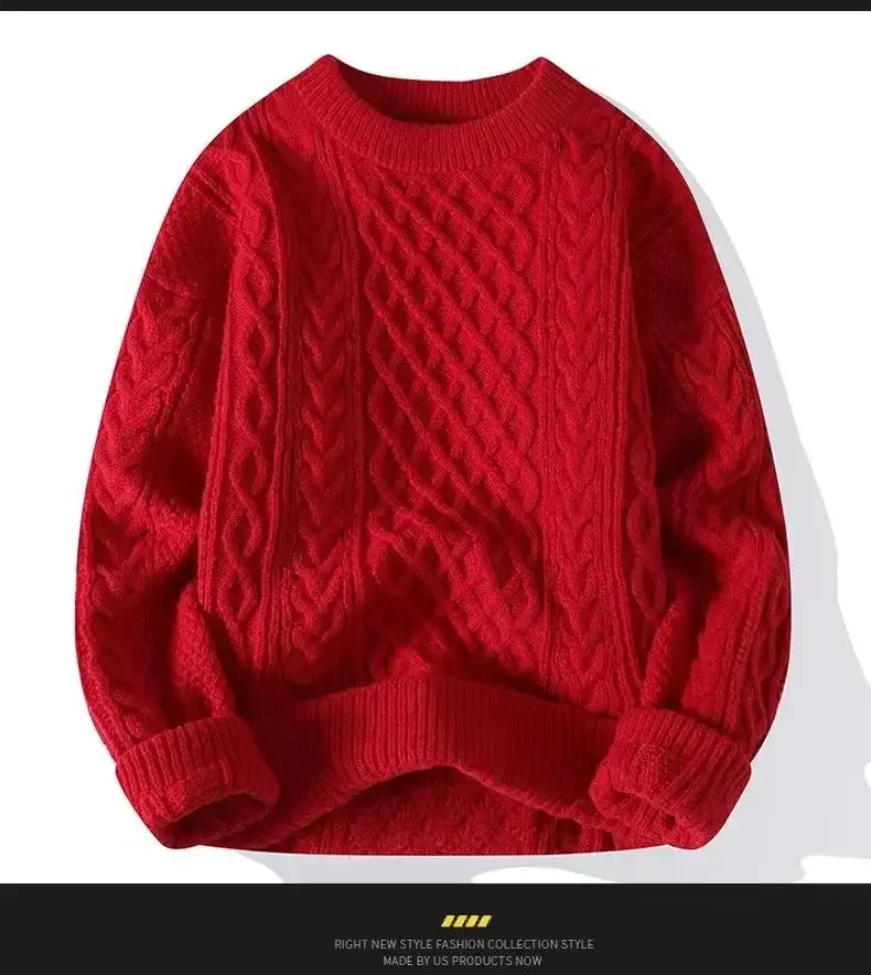 Ein leuchtend roter Zopfmuster-Strickpullover für Herren mit klassischem Rundhalsausschnitt und gerippten Bündchen, ideal für das lässige Winteroutfit.