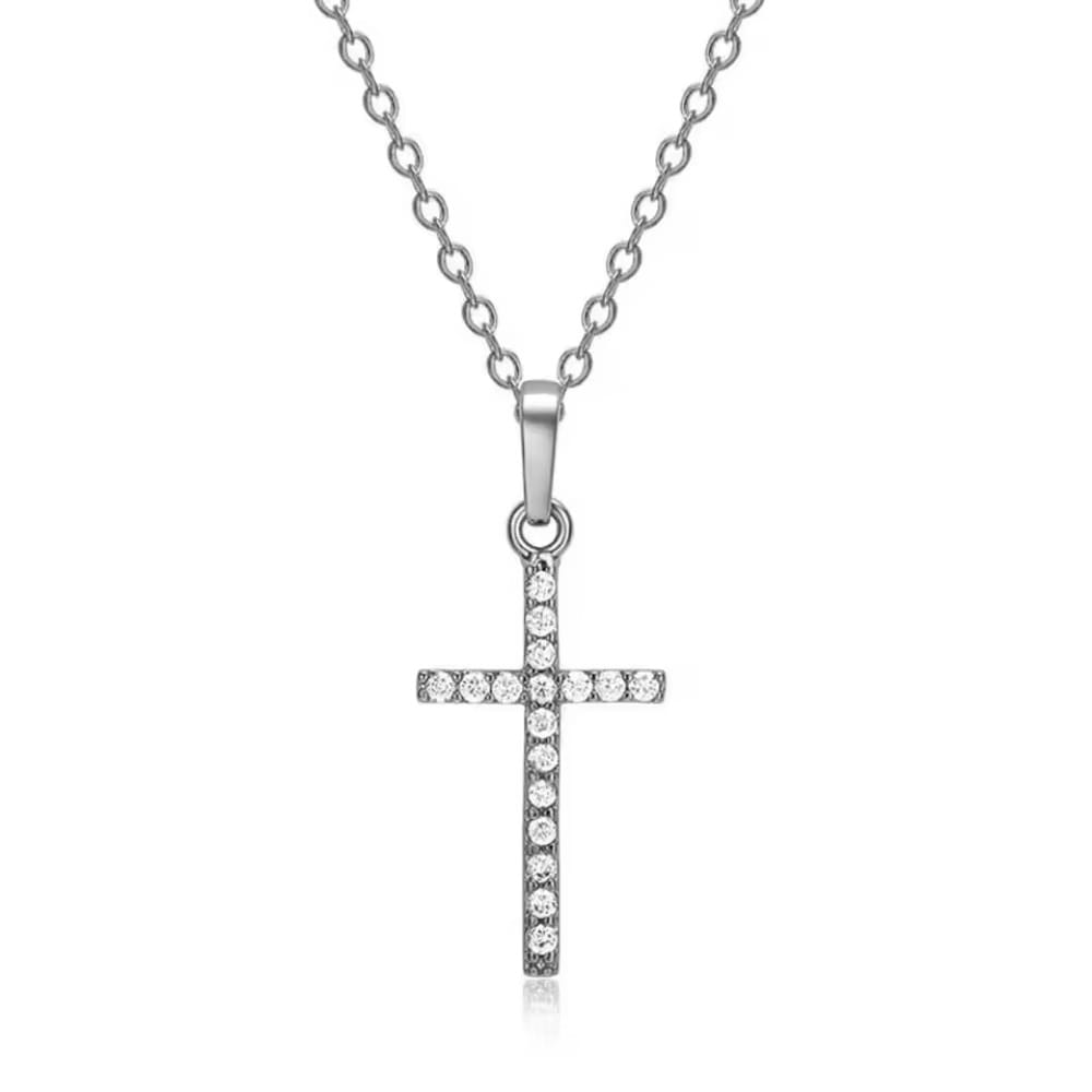 Collier en argent avec pendentif en forme de croix, présentant des pierres en zircone cubique claires serties sur une chaîne en argent délicate.