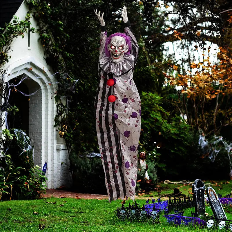 ein Halloween-inspiriertes, hängendes, aufblasbares Geister-Clownkostüm mit violettem Haar und einem silberfarben gestreiften Kostüm mit schwarzen, senkrechten Streifen sowie violetten Punkten; entwickelt mit Sprachsteuerung für animierte, unheimliche Effekte