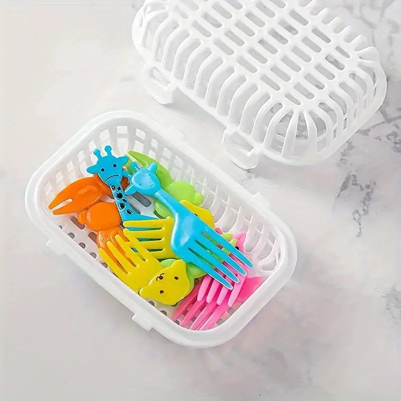 un organizador de artículos pequeños en forma de cesta de lavavajillas de plástico blanco, lleno de tenedores desechables con forma de animales de colores.
