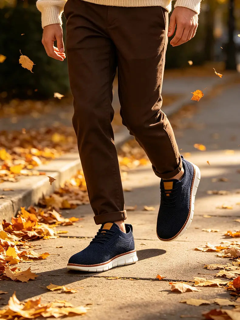 Zapatillas casual de punto azul marino para hombre con suelas blancas y acentos camel, zapatos transpirables para caminar.