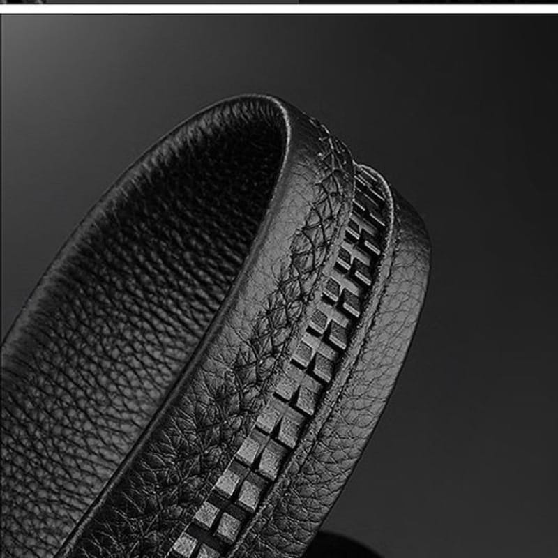 Ceinture en cuir noir pour hommes au toucher texturé, avec un détail de fermeture éclair cousu distinctif le long du bord, comprenant une boucle automatique et une ceinture en PU noire.