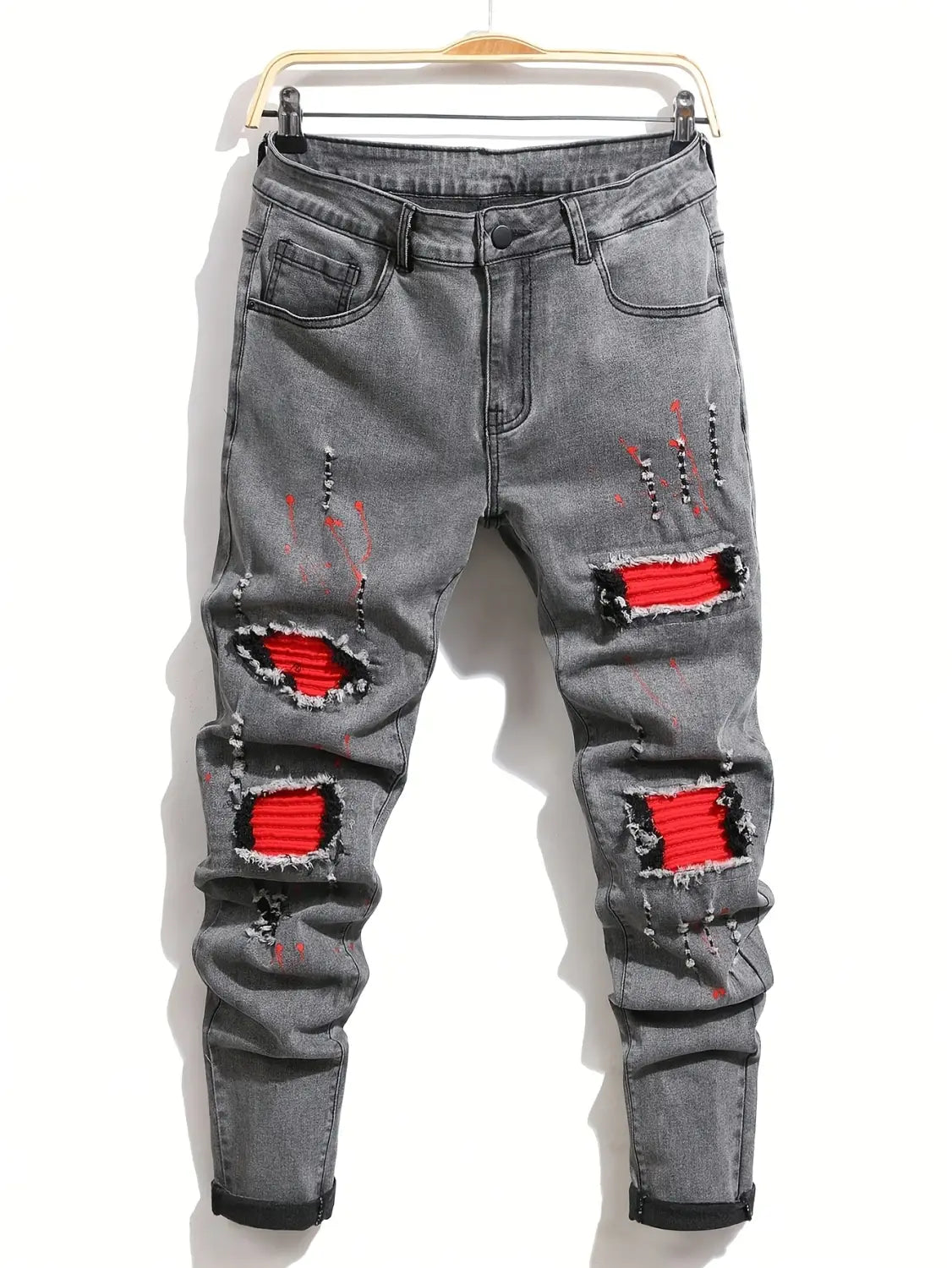 Herren-Ripped-Skinny-Bikerjeans grau mit abgenutzten Details und kräftigen roten Stoffpatches mit ausgefransten Kanten für den Streetwear-Stil.