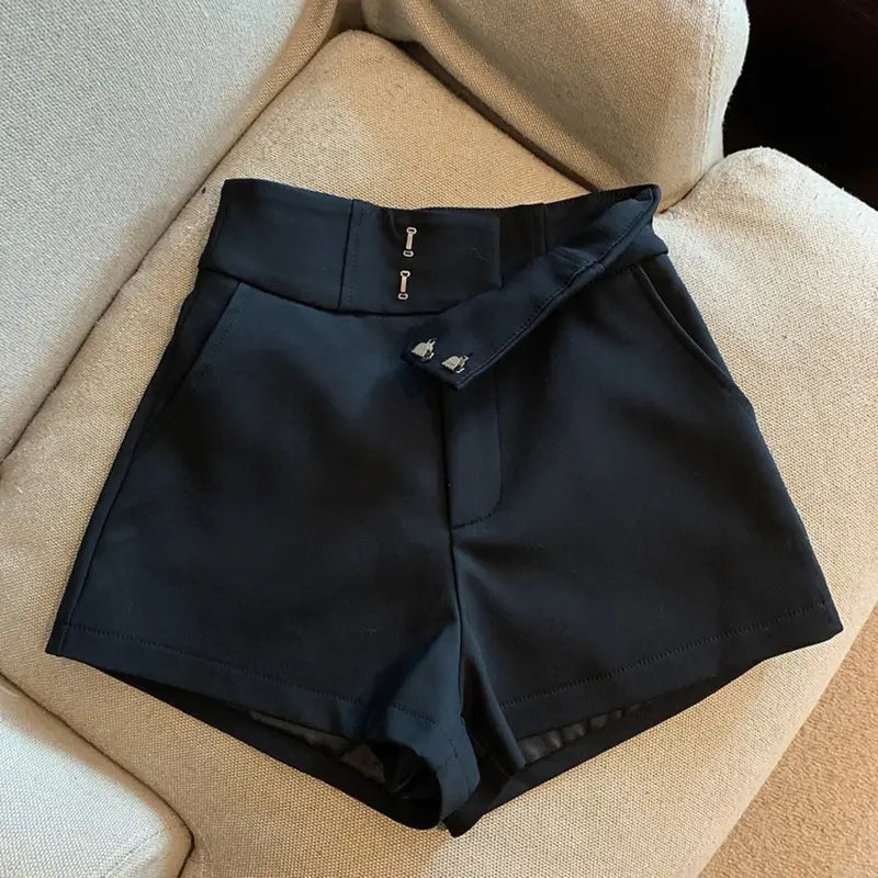 Damen-High-Waist-Shorts von Mooyufon in Schwarz mit Reißverschluss und dekorativen Knopfdetails.