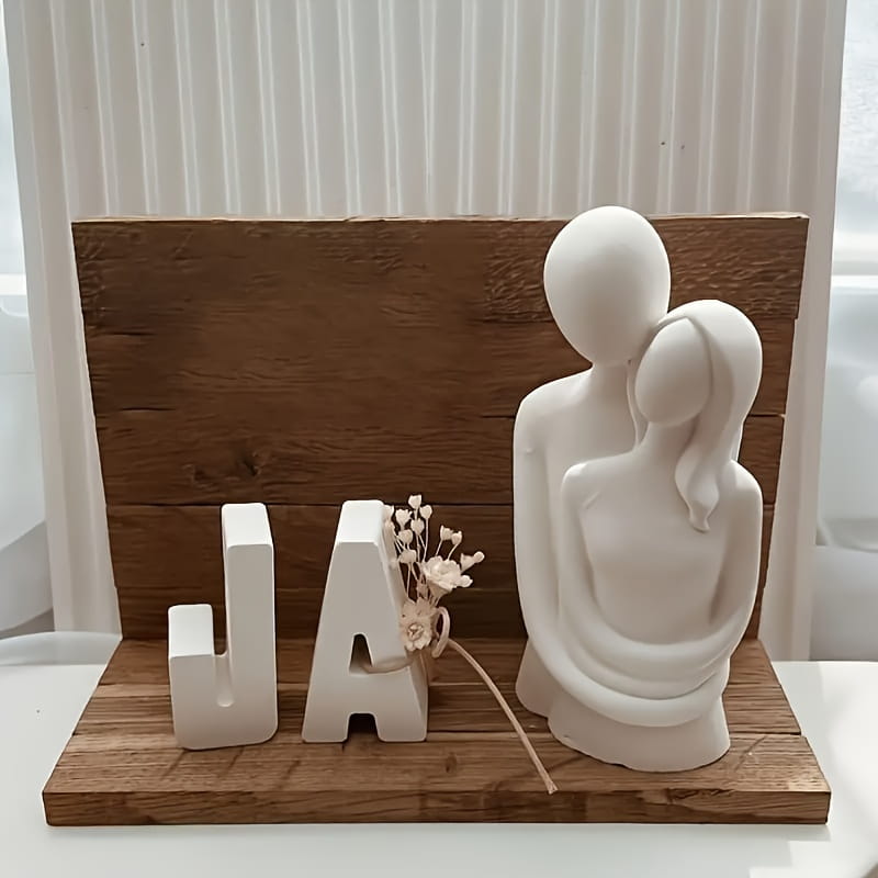 sculpture de couple en céramique blanche au design minimaliste et lisse, présentée comme un moule à bougie en silicone 3D où le couple s’embrasse