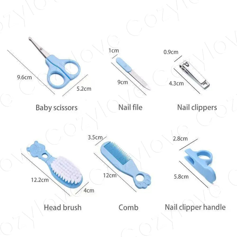 Blaue Babyschere aus Kunststoff mit silberfarbenen Metallklingen aus dem Babypflege-Set BPA-freie Pflege.