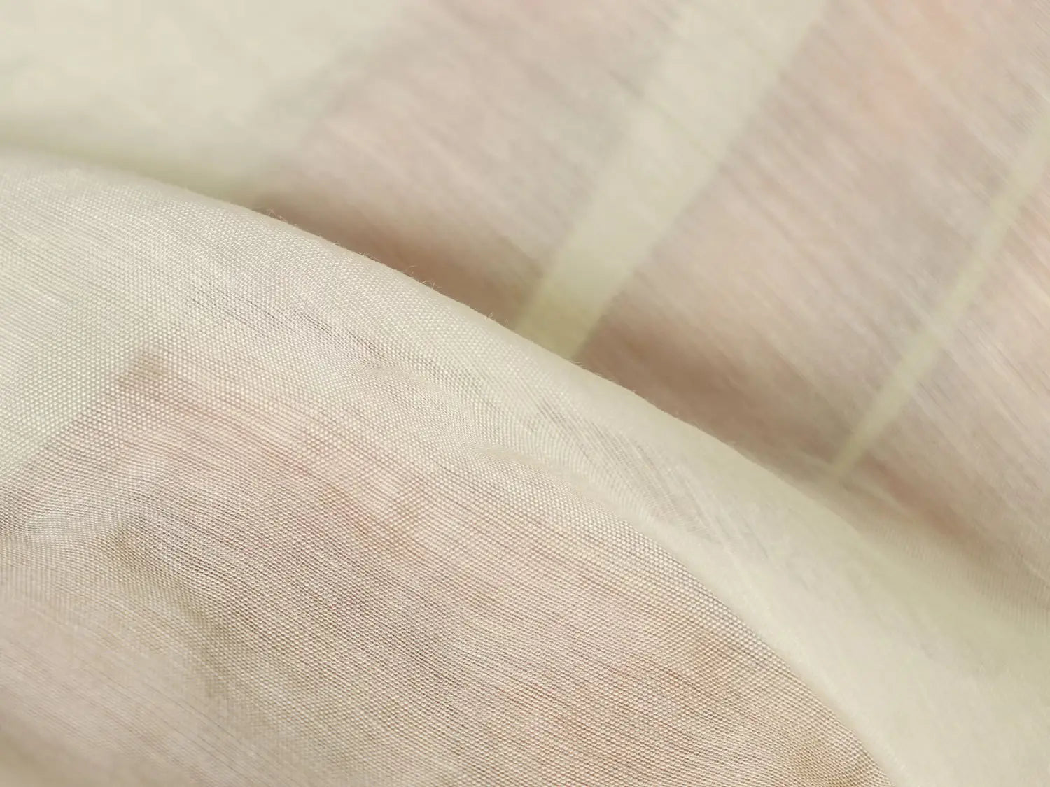 Chemise décontractée présentant une blouse jaune à manches longues transparente, réalisée dans un tissu blanc cassé délicat semi-transparent, avec une texture tissée subtile et de fines rayures verticales