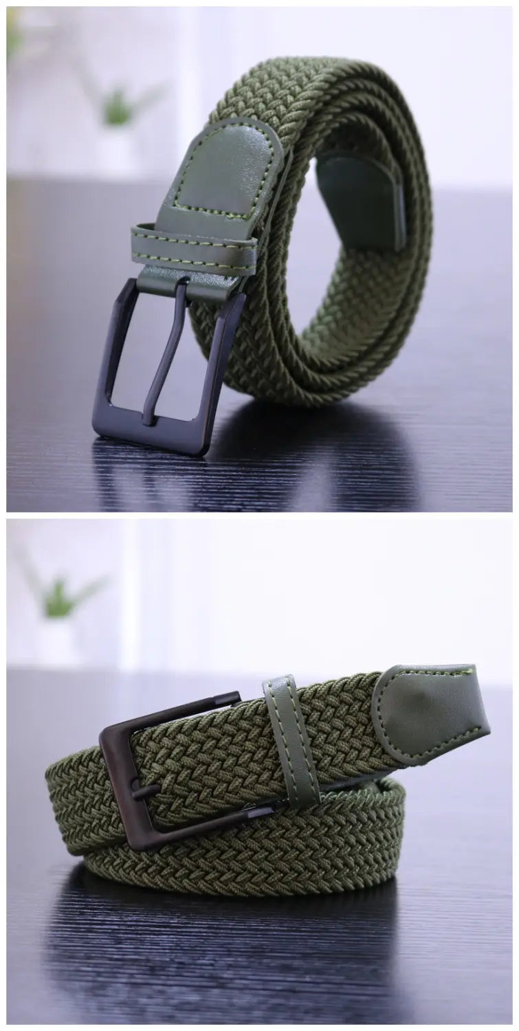 Ceinture tactique élastique en toile pour homme en tissu tissé vert olive, avec boucle à épingle noire mate et panneaux d’ornement aspect cuir.