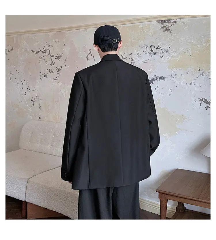 Herren-Casual-Sakko in Schwarz mit einem eleganten modernen Schnitt und dezentem Schimmer.