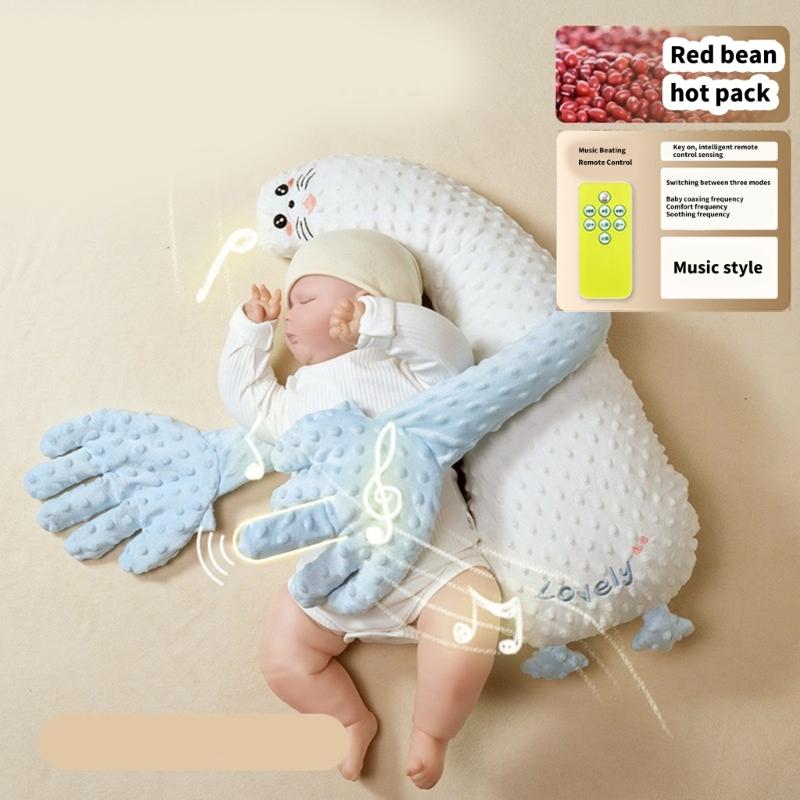 Weiche, weiß- und hellblau strukturierte Baby-Schlafhilfe als Plüschhandpuppe mit Katzenohren und passenden Fäustlingen, entworfen zur beruhigenden Versorgung von Säuglingen.