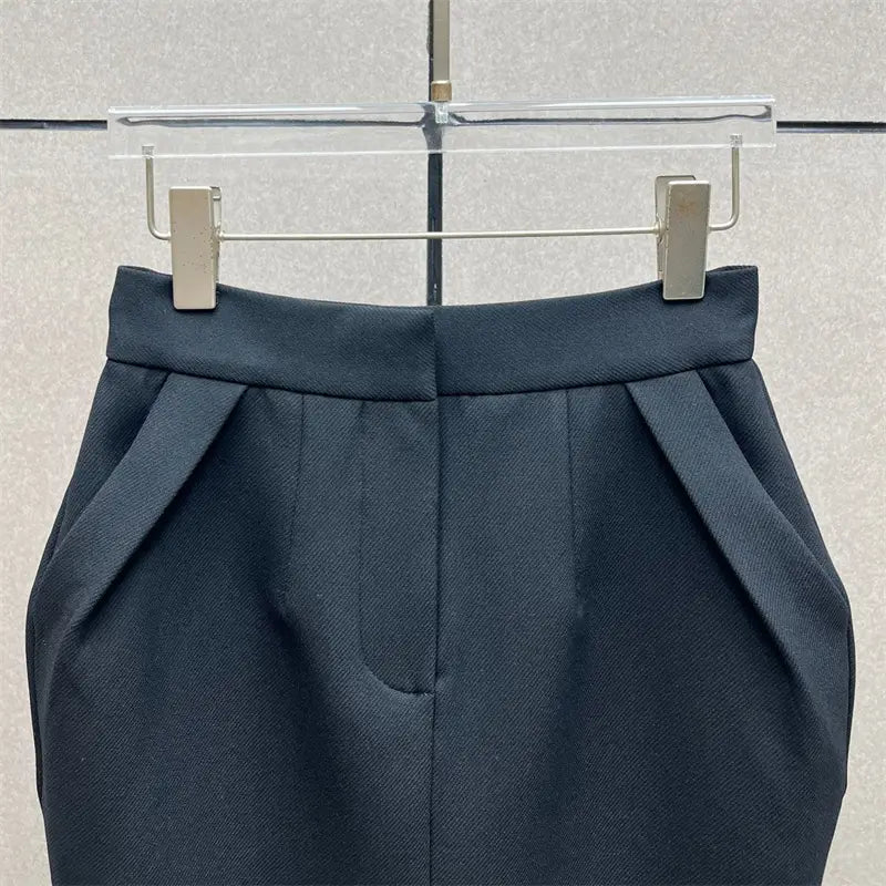 Jupe crayon bleu marine foncé taille haute avec un design plissé structuré et une coupe ajustée, vue de face.