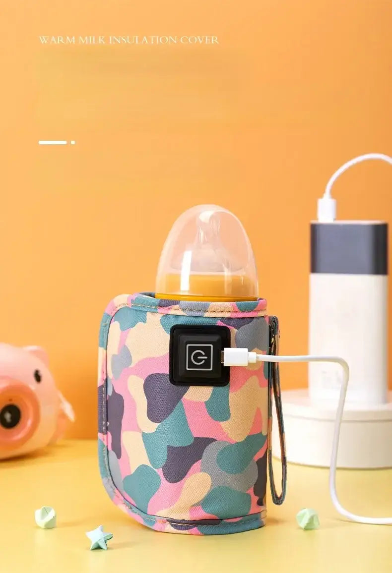 Eine farbenfrohe tarnmusterartige isolierte USB-Tragetasche für Babyflaschenwärmer mit schwarzem Bedienfeld und USB-Ladeanschluss.