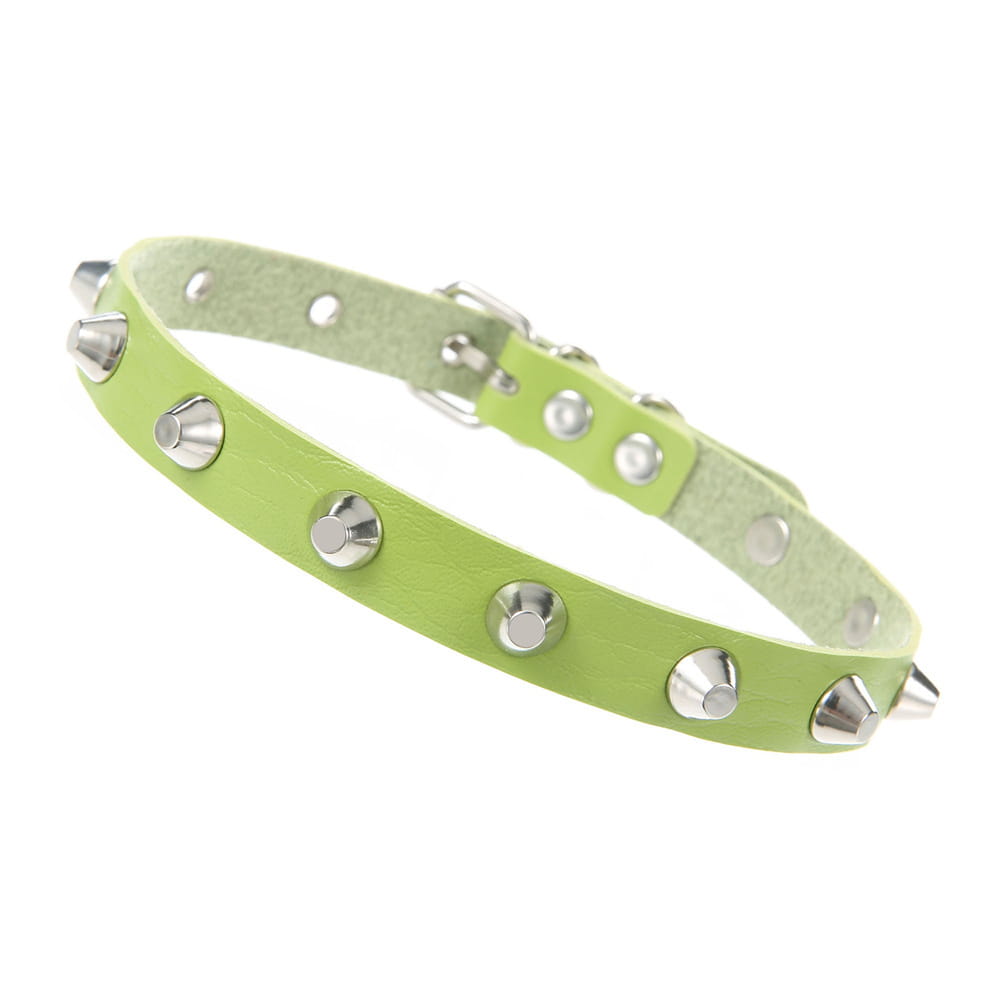 ras-cou en cuir vert clair à pointes style punk, col orné de pointes métalliques à tons argentés, pour la soirée, les fêtes.
