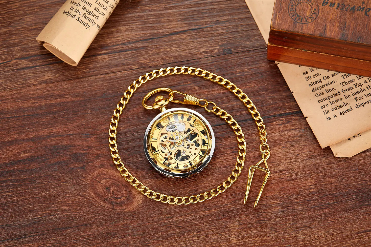 Montre de poche mécanique à tonalité or avec design squelette, mécanisme d’engrenages internes visible, chaîne assortie et fonction de remontage manuel.