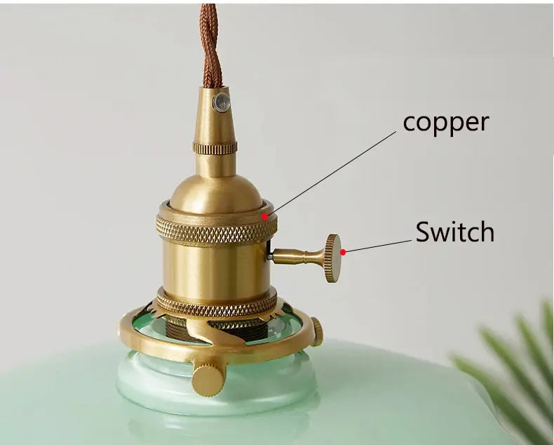 Douille de lampe rétro à finition laiton avec cordon de câblage en cuivre et interrupteur intégré pour luminaire suspendu à jupe florale en verre avec tête de lampe en cuivre.