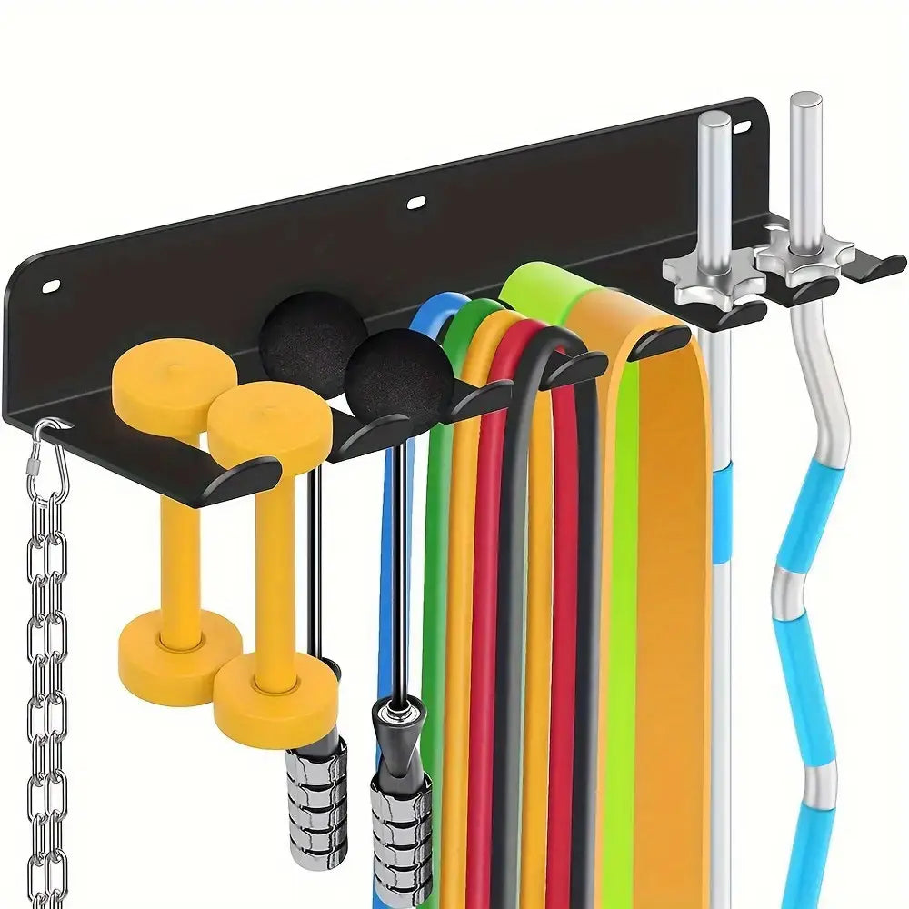 Schwarzer Wandhalter für Fitnessstudiogeräte aus Metall, Organizer mit gelben Kurzhanteln, farbigen Widerstandsbändern und Gewichthebestangen, entwickelt für eine effiziente Aufbewahrung.