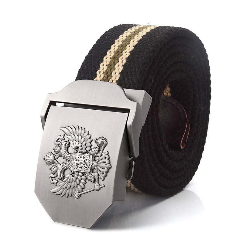 Boucle de ceinture à finition ton argent avec un emblème d’aigle bicéphale en relief, associée à une sangle en toile tissée rayée noire et beige sur une ceinture tactique en toile à aigle russe pour hommes, sangle militaire.