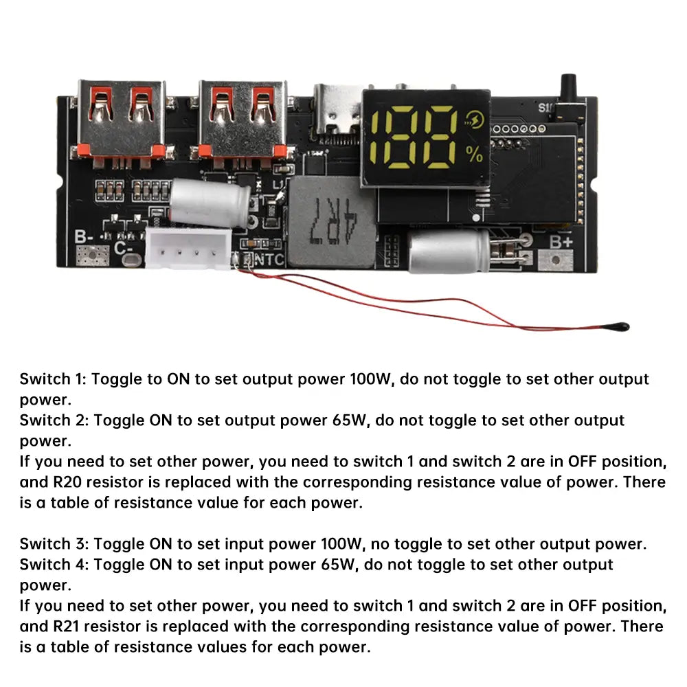 Module de carte de circuit imprimé rectangulaire noire de batterie externe de charge rapide 100 W, avec deux ports USB-A, un port micro-USB, et un affichage à LED indiquant 100 pour cent en chiffres jaunes.