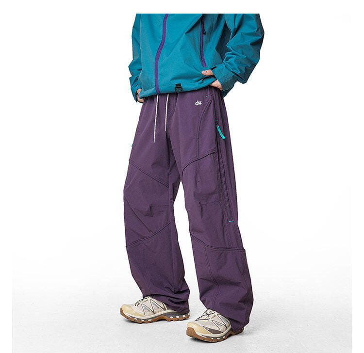 pantalones cargo impermeables de senderismo para hombre en color morado, con detalles de cremallera color verde azulado y cinturilla con cordón, diseñados para un rendimiento de secado rápido.