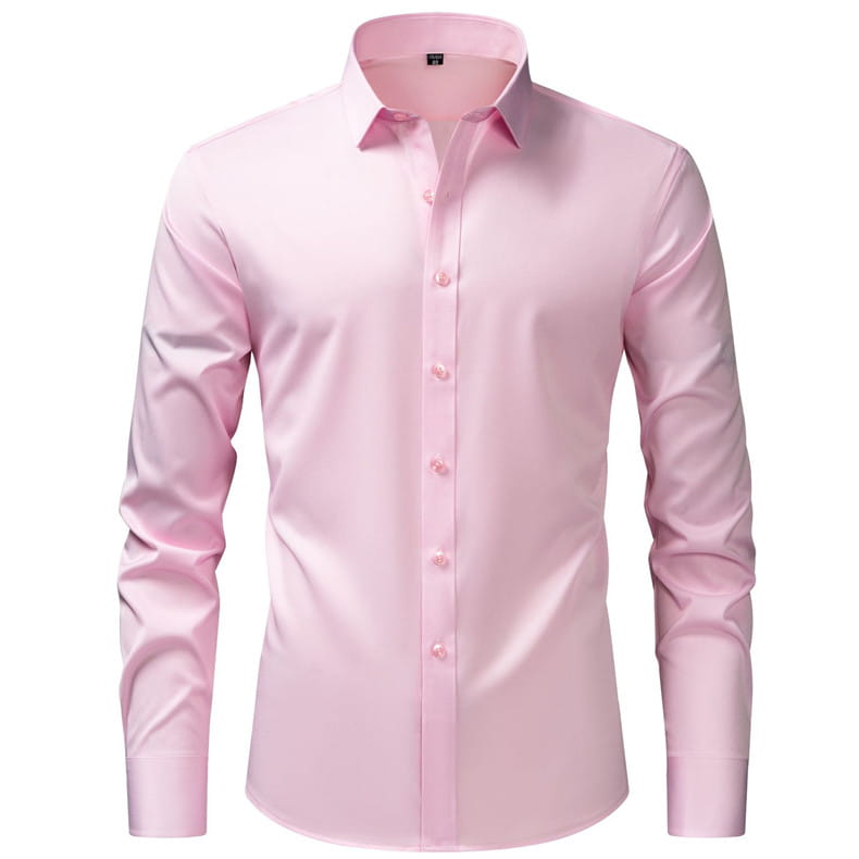 Une chemise habillée sans repassage pour homme en grande taille, rose tendre, avec des manches longues, un col net, des boutons assortis et un tissu lisse.