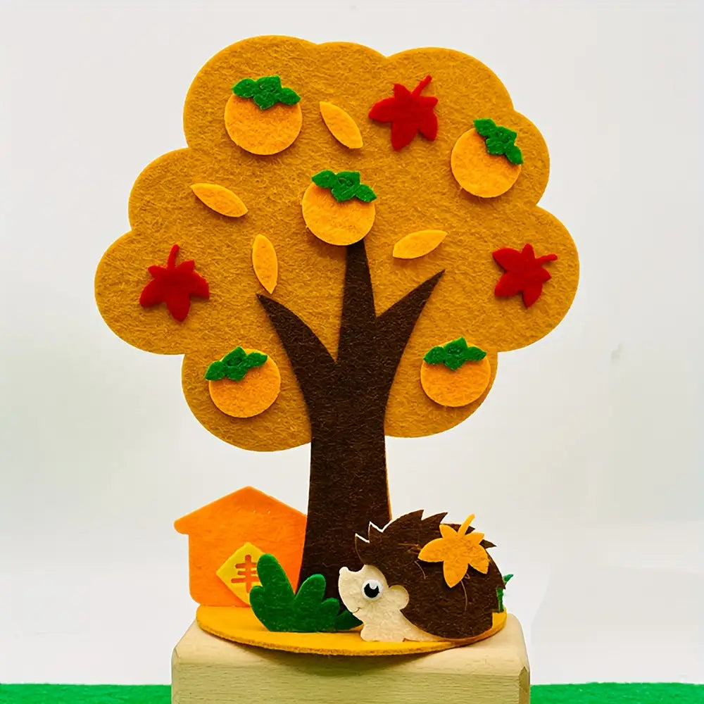 kit de manualidades estacionales de árbol de fieltro tipo diy que incluye una encantadora decoración de árbol de fieltro con frutos naranjas, hojas rojas y un tierno erizo en su base