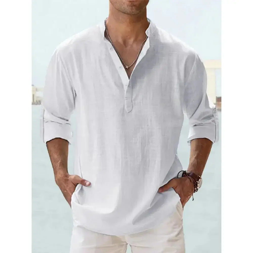 Chemise en lin henley blanche légère pour homme, coupe ample et manches longues retroussées, conçue pour une tenue décontractée pour la plage en été.