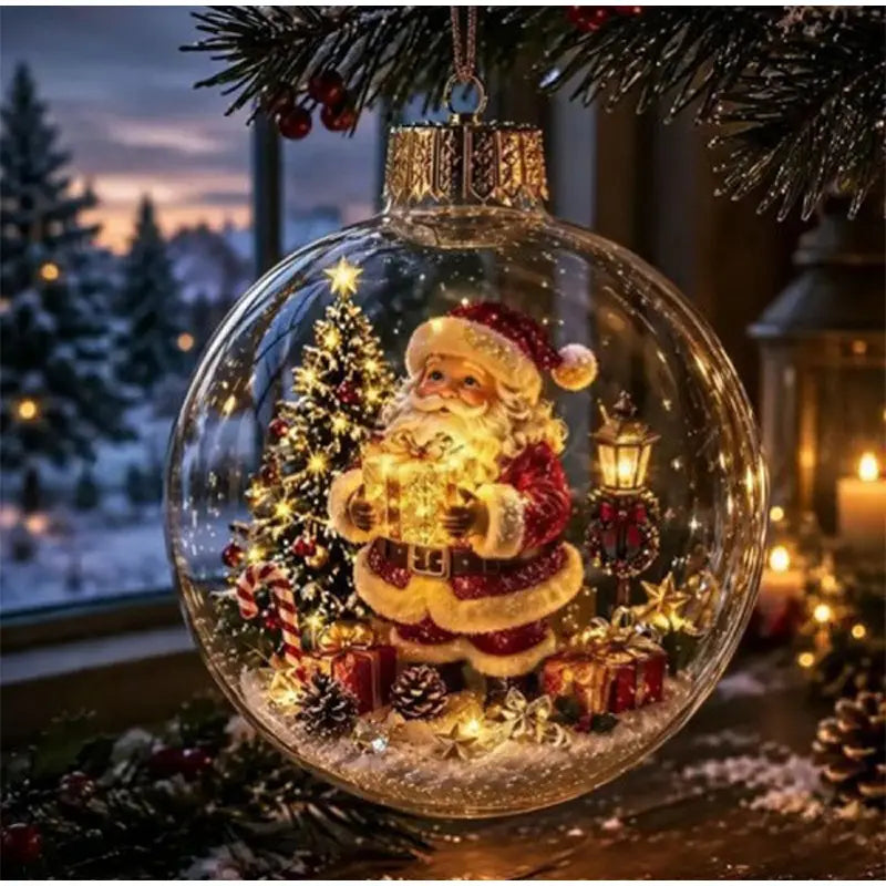 Une boule d’ornement de Noël en verre transparent lumineux, mettant en scène une figurine détaillée du Père Noël vêtue de rouge et de blanc, tenant une boîte-cadeau, entourée de petites lumières, de pommes de pin, de sucres d’orge, de cannes de bonbon et de cadeaux emballés à l’intérieur.