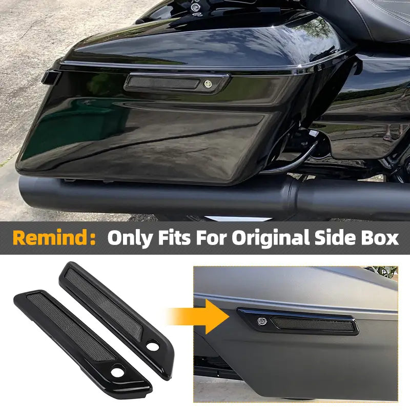 Cubiertas de pestillo de alforja de plástico negro brillante diseñadas como cubiertas de mango de caja lateral para motocicletas Harley-Davidson touring de 2014 en adelante visibles desde el lado posterior.