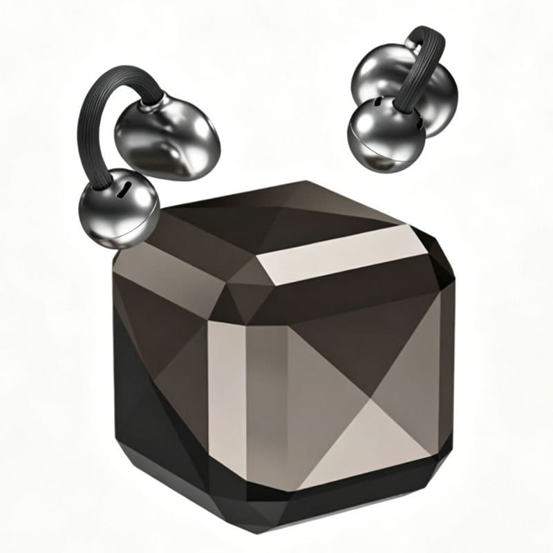 silbermetallische Bluetooth-TWS-Ohrhörer mit schwarzen Silikonstielen und Ohrring-Akzenten, die auf einem facettierten dunkelgrauen kristallartigen kompakten Ladeetui ruhen und eine praktische Bluetooth-Version-Technologie zur Schau stellen