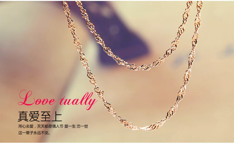 Un collar de cadena delicado de cuerda trenzada con baño de oro, con un brillo sutil, que forma parte de un collar de moissanita en plata de ley con tono oro rosa.