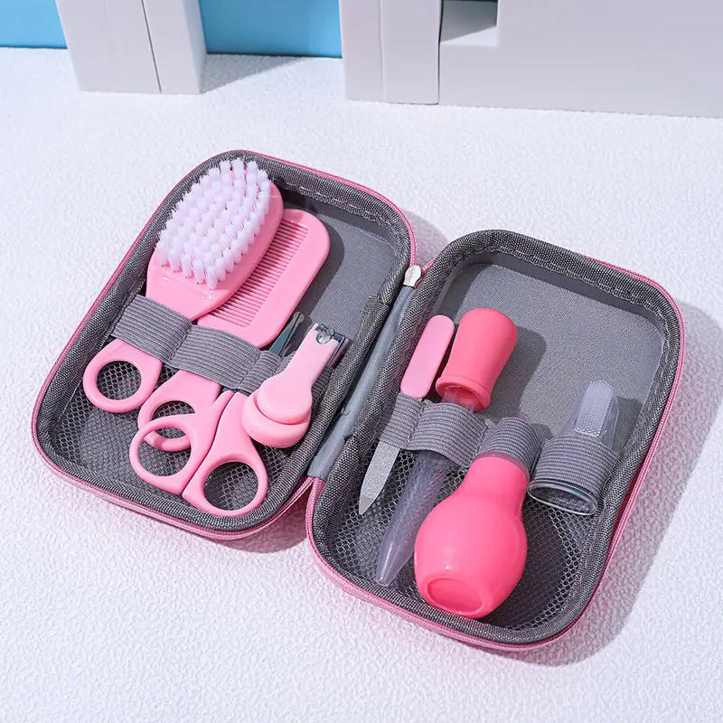 8-teiliges Pflege- und Grooming-Set für Babys mit einem rosa Baby-Pflegeset mit weichen Borsten und Kunststoffgriffen sowie Werkzeugen, die ordentlich in einer mit Mesh ausgekleideten Hülle organisiert sind.