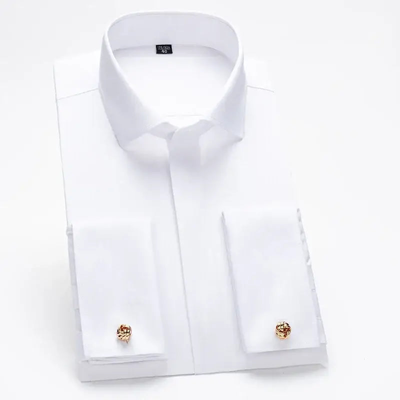 chemise habillée blanche à poignets français comportant des boutons de manchettes à nœud de couleur dorée sur les manches.
