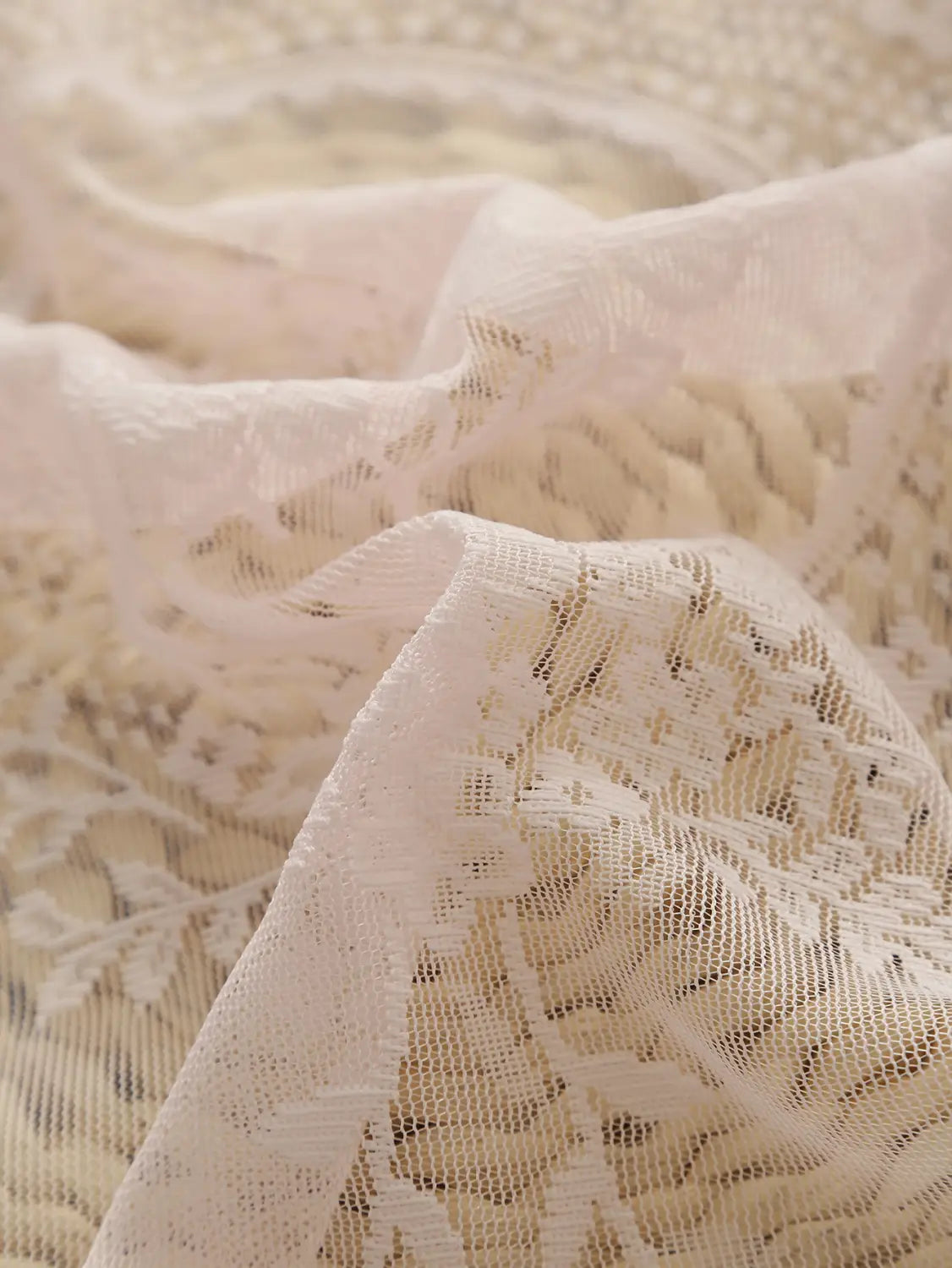 Tela de encaje color marfil claro delicada, con motivos florales intrincados y una textura suave y de caída fluida, diseñada para cortinas de encaje rosa con un bolsillo para barra de soporte circular