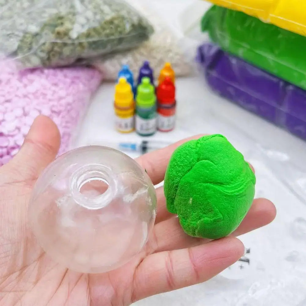 Un moule sphérique en plastique translucide tenu dans une main, à côté d’une pâte à modeler texturée vert vif, pour un jouet antistress sensoriel fait main en forme de balle molle.