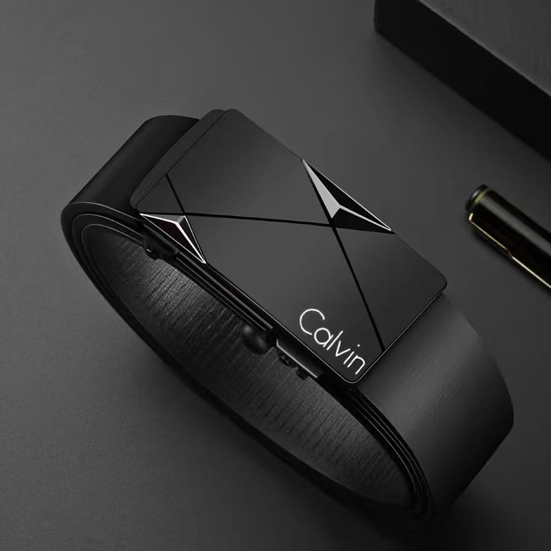 Schwarzer Ledergürtel mit automatischer Schnalle für Herren mit einer schlanken geometrisch gestalteten Metall-Schnalle von Calvin Klein mit silberfarbenen Akzenten.