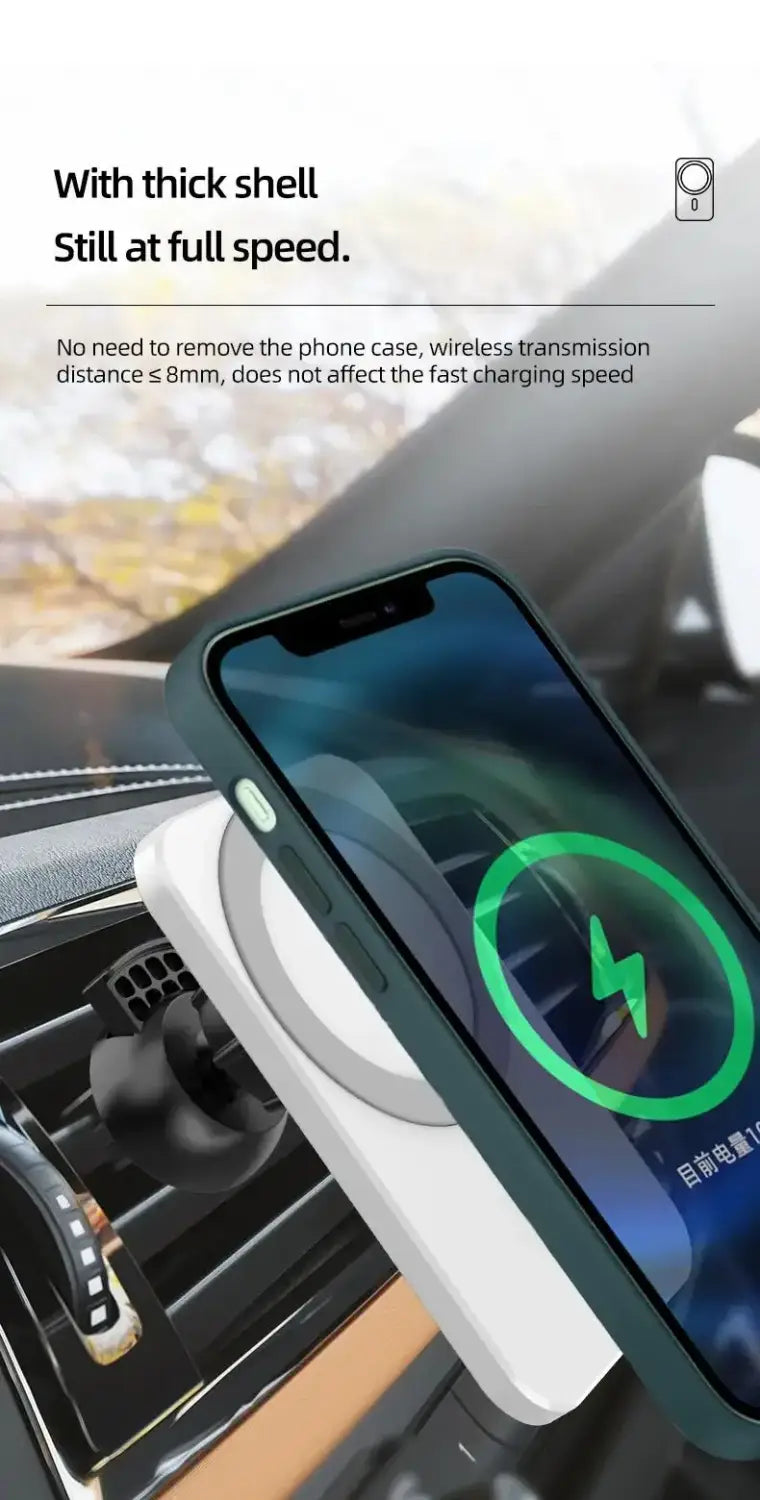 背面側から見せた、洗練されたダークグリーンのスマートフォンケースが、白色のワイヤレス充電器磁気カーマウント（iPhone用）の上に載せられている様子。