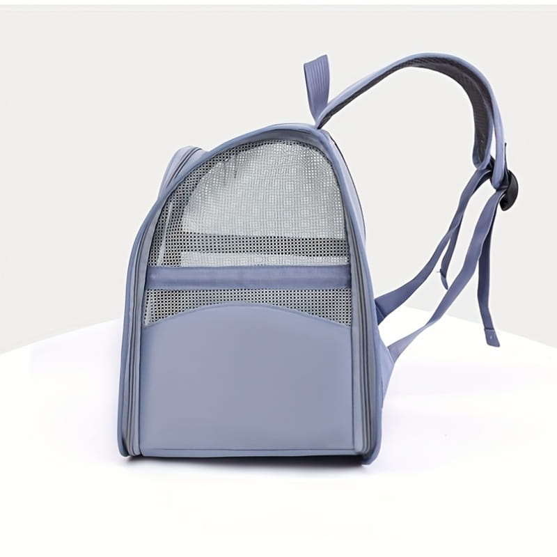 Un sac à dos pour chat élégant gris clair et un ensemble sac à dos et serviette pour animal portable avec un panneau avant en maille et des sangles ajustables.