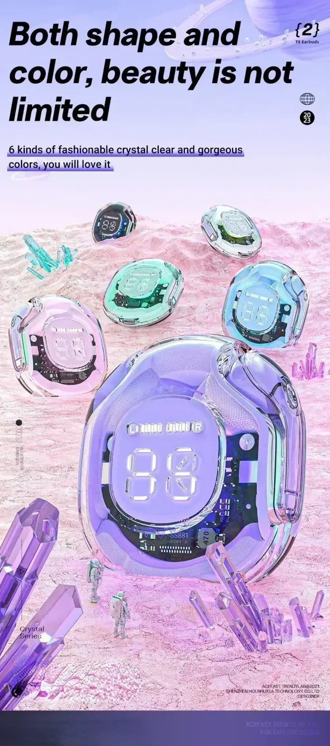 un reloj digital traslúcido de cristal morado, de alta claridad, con circuitería interna visible y un diseño moderno y elegante junto a un estuche de carga para audífonos inalámbricos