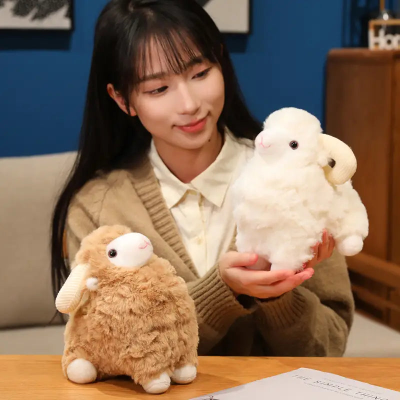 Eine weiße flauschige Plüschschaf-Geschmacktier mit schwarzen Knopfaugen und einer rosafarbenen Nase, entworfen als niedliche Kawaii-Weichpuppe.
