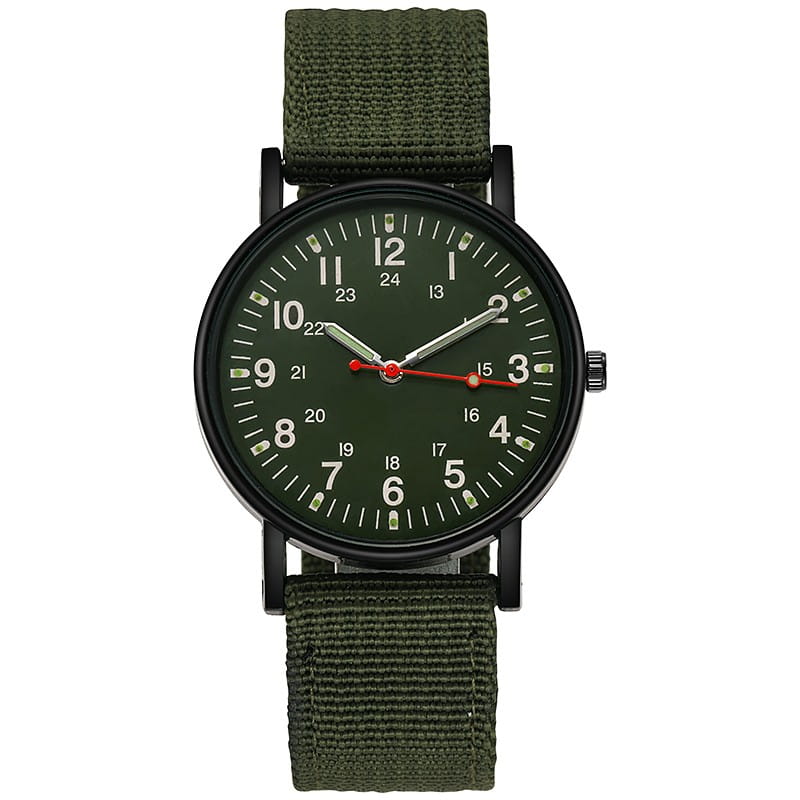 Militärisches Quarzarmbanduhr mit olivgrünem Nylonarmband, schwarzem Gehäuse und dunkelgrünem Zifferblatt mit weißen Ziffern, leuchtenden Stundenmarkierungen und rotem Sekundenzeiger.