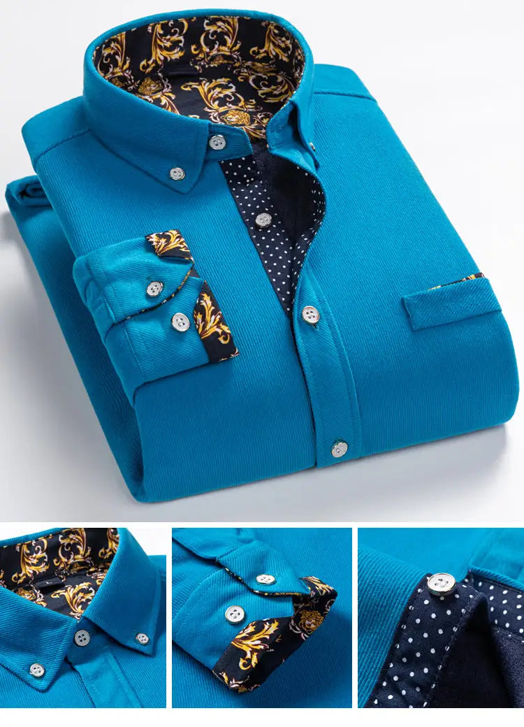 Leuchtendes türkisfarbenes Herren-Winter-Cord-Casual-Langarmhemd mit aufwendig gemustertem gold- und schwarzem Besatz an Kragen und Manschetten, entworfen für Streetwear und so gestylt, dass es in zwei Größen kleiner passt.