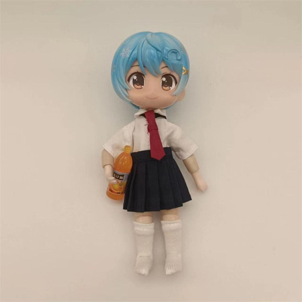 ミニスクール衣装で、青髪のOb11ドールが白いシャツ、赤いネクタイ、紺のプリーツスカートを着用し、白いニーハイソックスを履いてオレンジのソーダボトルを手に持っている。